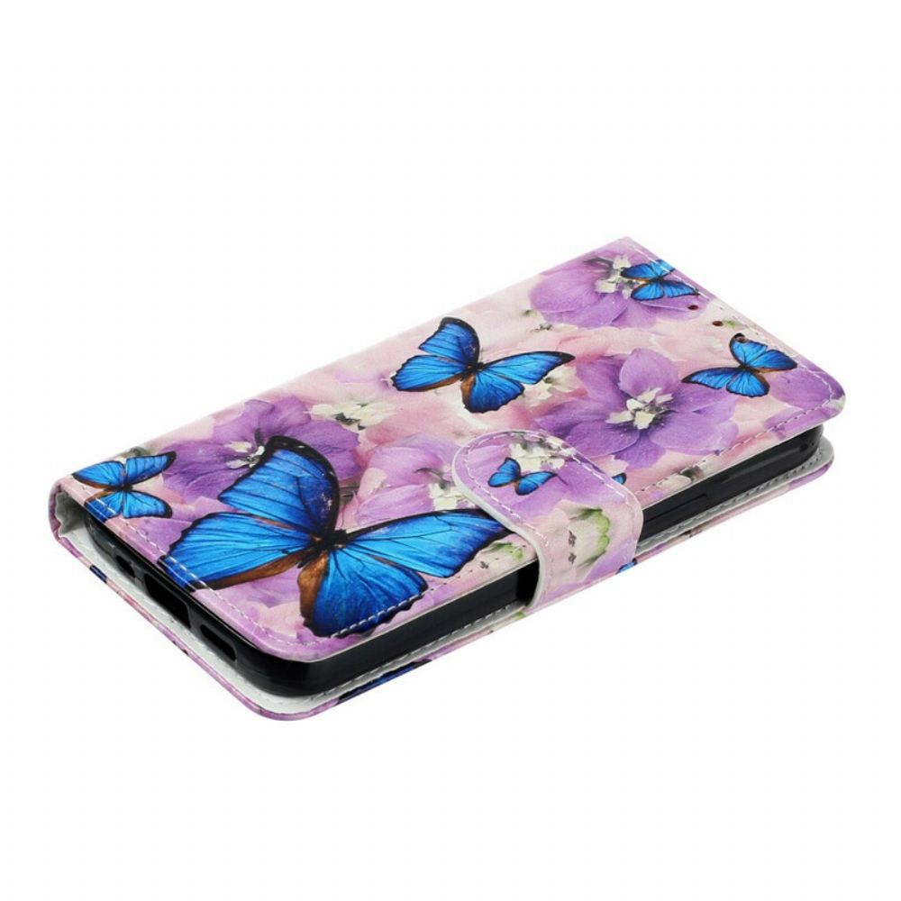 Flipové Pouzdro Na iPhone 13 Mini Modrí Motýli V Květinách